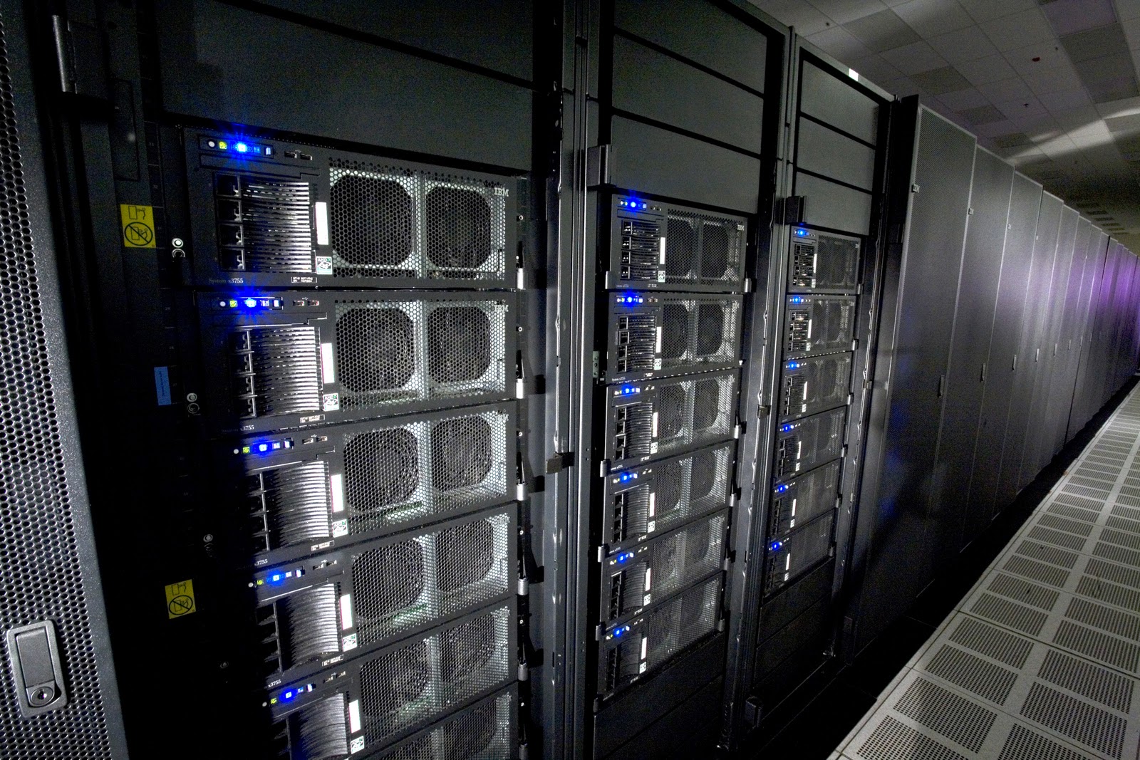 Roadrunner_supercomputer_HiRes+fastest+super+computer+linux.jpg